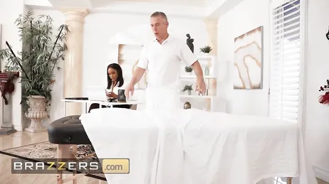 Schwarze Frau mit großem Hintern hat am Ende Sex mit ihrem gutaussehenden Masseur