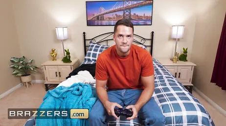 Während der Sohn Videospiele spielt, räumt die Mutter das Zimmer auf.