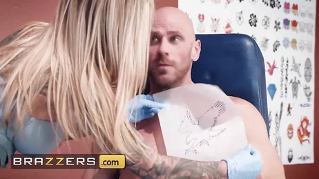 Wir alle finden es total erregend, Sex mit tätowierten älteren Frauen zu haben, oder...?