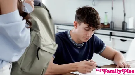 Meine kleine Schwester zeigt schon wieder ihren süßen kleinen Po.