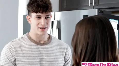 Meine kleine Schwester zeigt schon wieder ihren süßen kleinen Po.