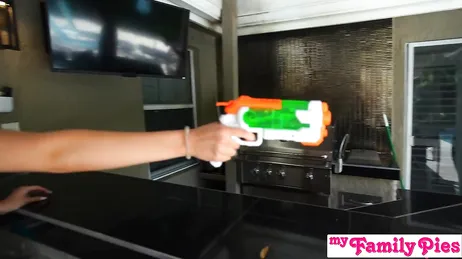 Meine Freundin und ich haben gemeinsam den Schwanz meines Stiefbruders gelutscht, was für ein leckerer Schwanz!!