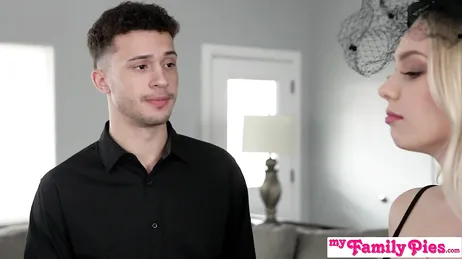 Ich kann es nicht fassen, aber die Witwe trägt keine Unterwäsche... was für eine Schlampe!!