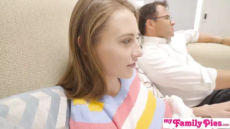 Si mi padre te pilla follándome el coño te aseguro que te corta los huevos