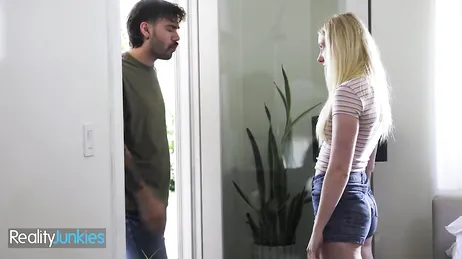 Joder hermanita, cuanto tiempo llevas sin depilarte el coño ..?