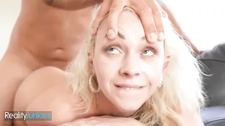 Ahora que mamá no está en casa creo que te la voy a chupar ... !!