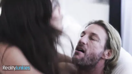 Papa ist den ganzen Tag geil und meine Muschi juckt auch total...