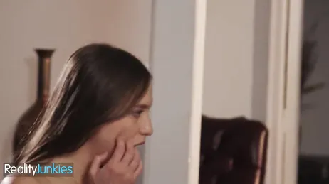 La novia de mi hijo parece que quiere follar conmigo ... no sé si hacerlo o no!