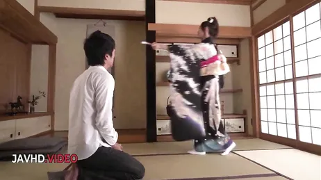 Ein junger Mann versucht, mit einer reifen, großbusigen Geisha Sex zu haben.