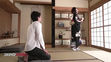 Ein junger Mann versucht, mit einer reifen, großbusigen Geisha Sex zu haben.