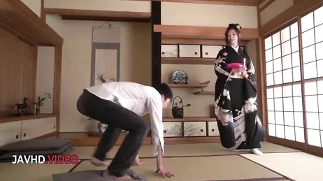 Ein junger Mann versucht, mit einer reifen, großbusigen Geisha Sex zu haben.