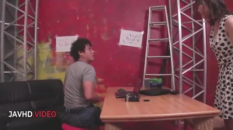 Något oerfaren asiatisk modell låter sig bli knullad av den erotiska fotografen