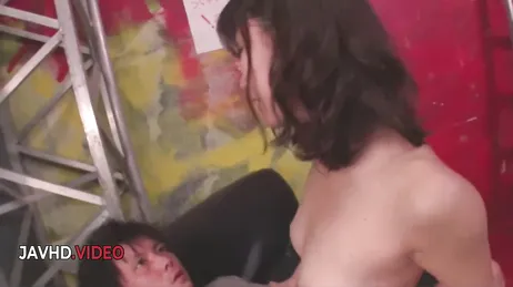 Något oerfaren asiatisk modell låter sig bli knullad av den erotiska fotografen