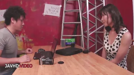 Något oerfaren asiatisk modell låter sig bli knullad av den erotiska fotografen