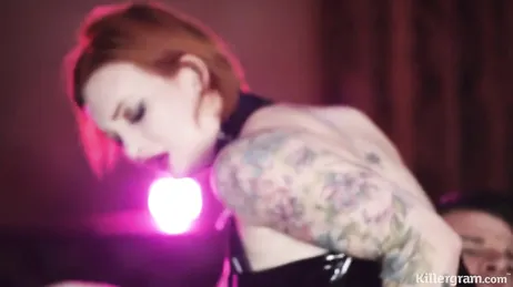 Une mère aux fesses généreuses a des rapports sexuels brutaux avec un jeune homme bien doté.