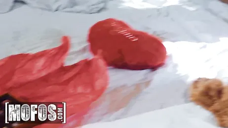 Allez, petit frère, qu'est-ce que tu attends pour me le mettre ? Tu n'aimes pas ma chatte ?