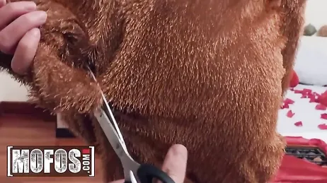 Allez, petit frère, qu'est-ce que tu attends pour me le mettre ? Tu n'aimes pas ma chatte ?