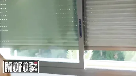 Allez, petit frère, qu'est-ce que tu attends pour me le mettre ? Tu n'aimes pas ma chatte ?