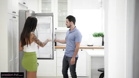 Hon vet mycket väl att jag tittar på hennes trosor... hon vet det!!