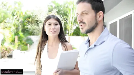 Hon vet mycket väl att jag tittar på hennes trosor... hon vet det!!