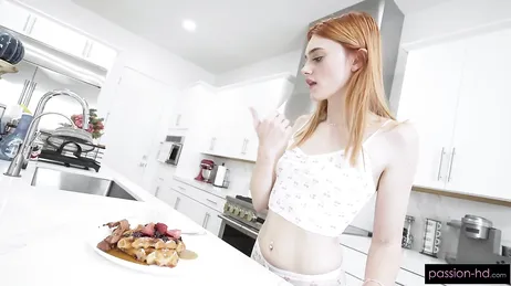 Aos sábados de manhã, minha filha prepara o café da manhã para mim usando apenas roupa íntima.