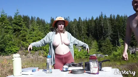 Y de repente a la mujer de mi amigo le da por enseñar las tetas !!