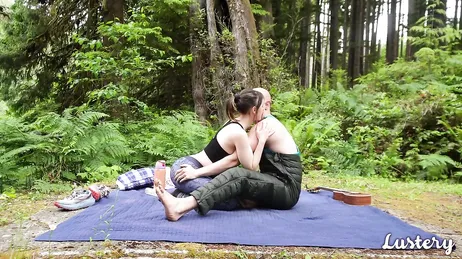 E de repente a esposa do meu amigo resolve mostrar os seios!!