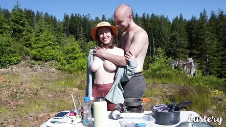 E de repente a esposa do meu amigo resolve mostrar os seios!!