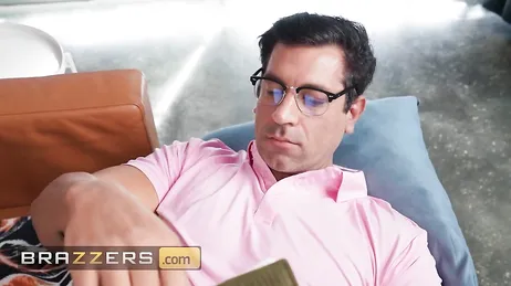 Le père de mon copain me baise la chatte comme personne ne l'a jamais fait auparavant.