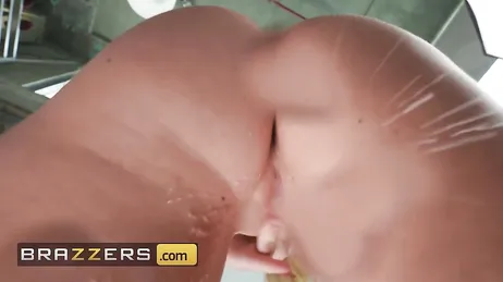 Le père de mon copain me baise la chatte comme personne ne l'a jamais fait auparavant.