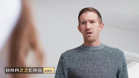 Vilken enorm kuk den här jäveln har, fan, den får inte ens plats i min mun!!