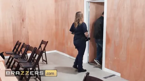 Mitt under en rättegång har de två advokaterna grovt sex framför domaren.