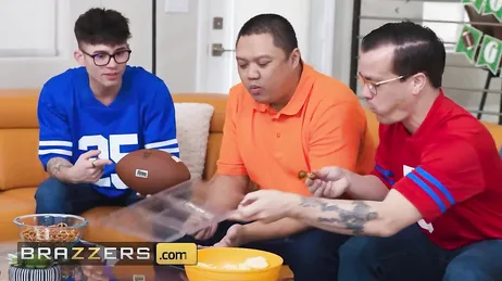 Mientras ellos ven el fútbol sus chicas se están comiendo los coños