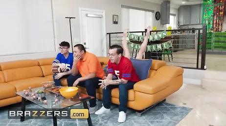 Mientras ellos ven el fútbol sus chicas se están comiendo los coños