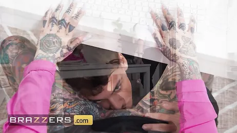 Chefen vänder sin tatuerade sekreterare upp och ner på kontoret