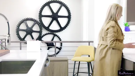 Han ger mig inte bara frukost på sängen... han knullar mig också!!