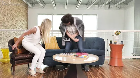 Parece que mamá está aburrida y quiere que la follen el coño ahora !!