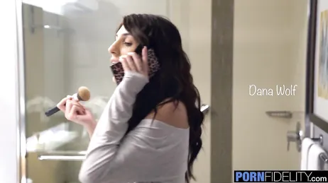 El padre de mi novio me come el coño .., bueno, le obligo a comérmelo !!