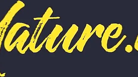 Masajista alemana de 63 años reparte felicidad a sus jóvenes clientes