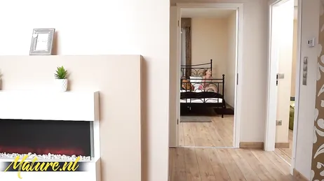 Han överraskar sin moster genom att smörja in henne med lotion i underkläderna... han vill verkligen slicka henne över hela kroppen.