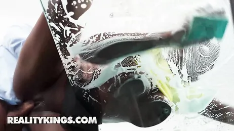 Le maître de maison sodomise violemment la servante noire.