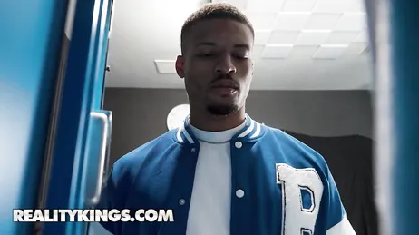 El capitán del equipo tiene sexo con las dos animadoras más populares