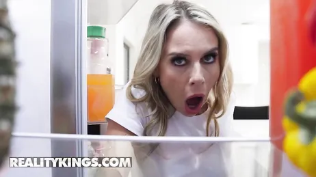 Laat me met rust, jongen. Je zit de hele dag te denken aan hoe je me in mijn kont kunt neuken.