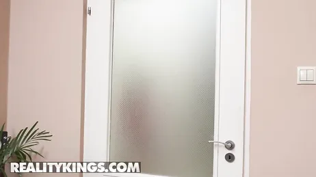 Me encanta compartir consolador con mi compañera de piso italiana