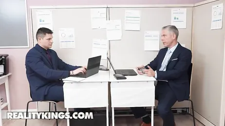 Meu chefe me fode todos os dias, ele já me fodeu três vezes hoje!!