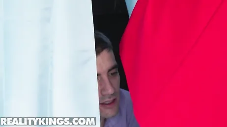 La madre de mi novia me espera en el baño para que la de por el culo