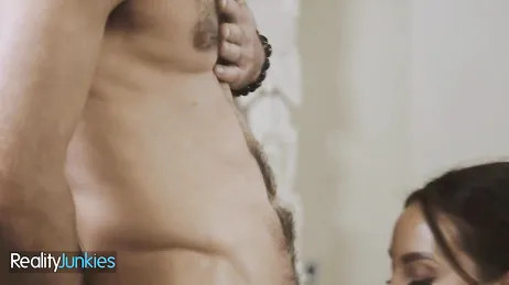 Il massaggiatore mi mette una mano tra le gambe, accidenti, sono già bagnata!!