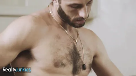 Il massaggiatore mi mette una mano tra le gambe, accidenti, sono già bagnata!!