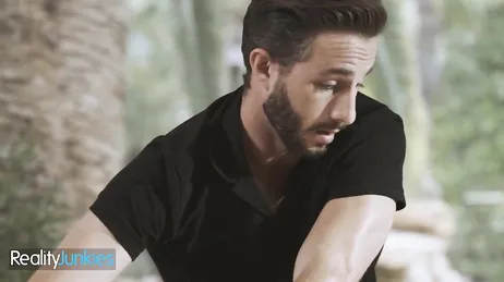 Il massaggiatore mi mette una mano tra le gambe, accidenti, sono già bagnata!!