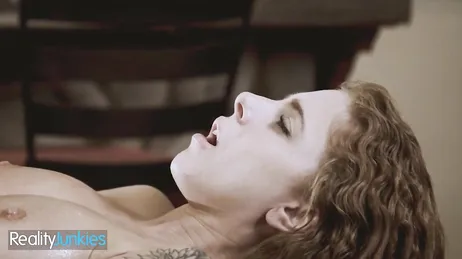 Lumi Ray, la masajista eres tú, que haces follándote a un cliente ..?